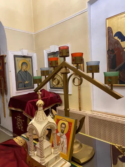 Пример храмовой писаной иконы на аналое — работа мастерской Икона Мира