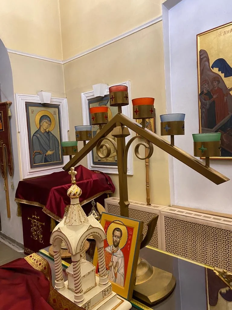 Пример храмовой писаной иконы на аналое — работа мастерской Икона Мира