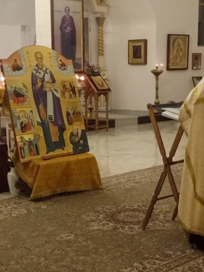 Большая храмовая писаная икона на аналое — пример работ мастерской Икона Мира