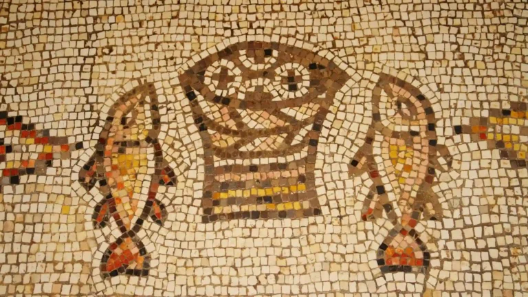 Раннехристианская мозаика с изображением рыбы — символ веры и Иисуса Христа