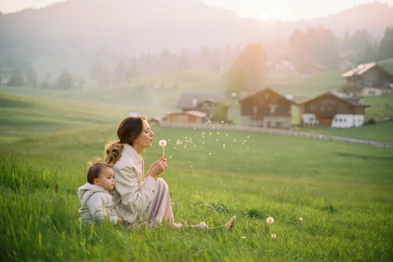 Мама и ребёнок на природе — образ заботы и покровительства детей