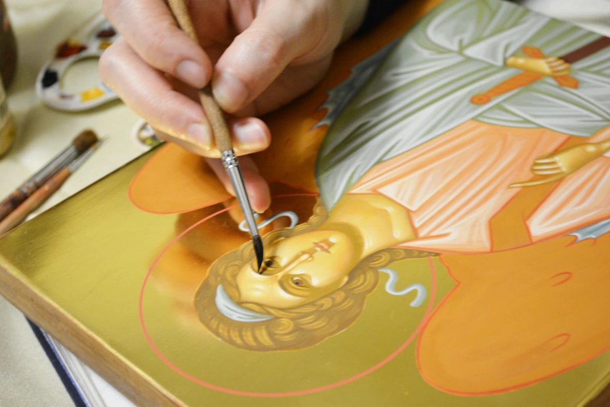 Процесс написания рукописной иконы в иконописной мастерской