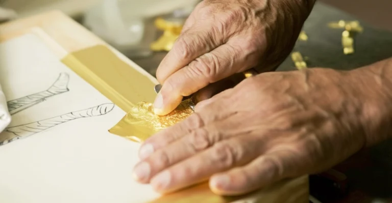 Золочение иконы сусальным золотом в иконописной мастерской «Икона Мира»