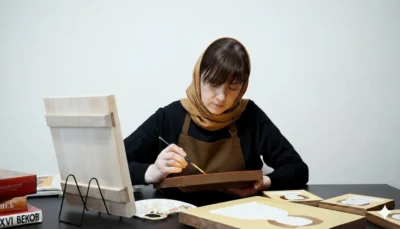 Иконописец Светлана Володарская в процессе написания рукописной иконы