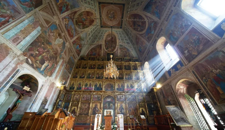 Православный иконостас Спасо-Преображенского собора в Угличе