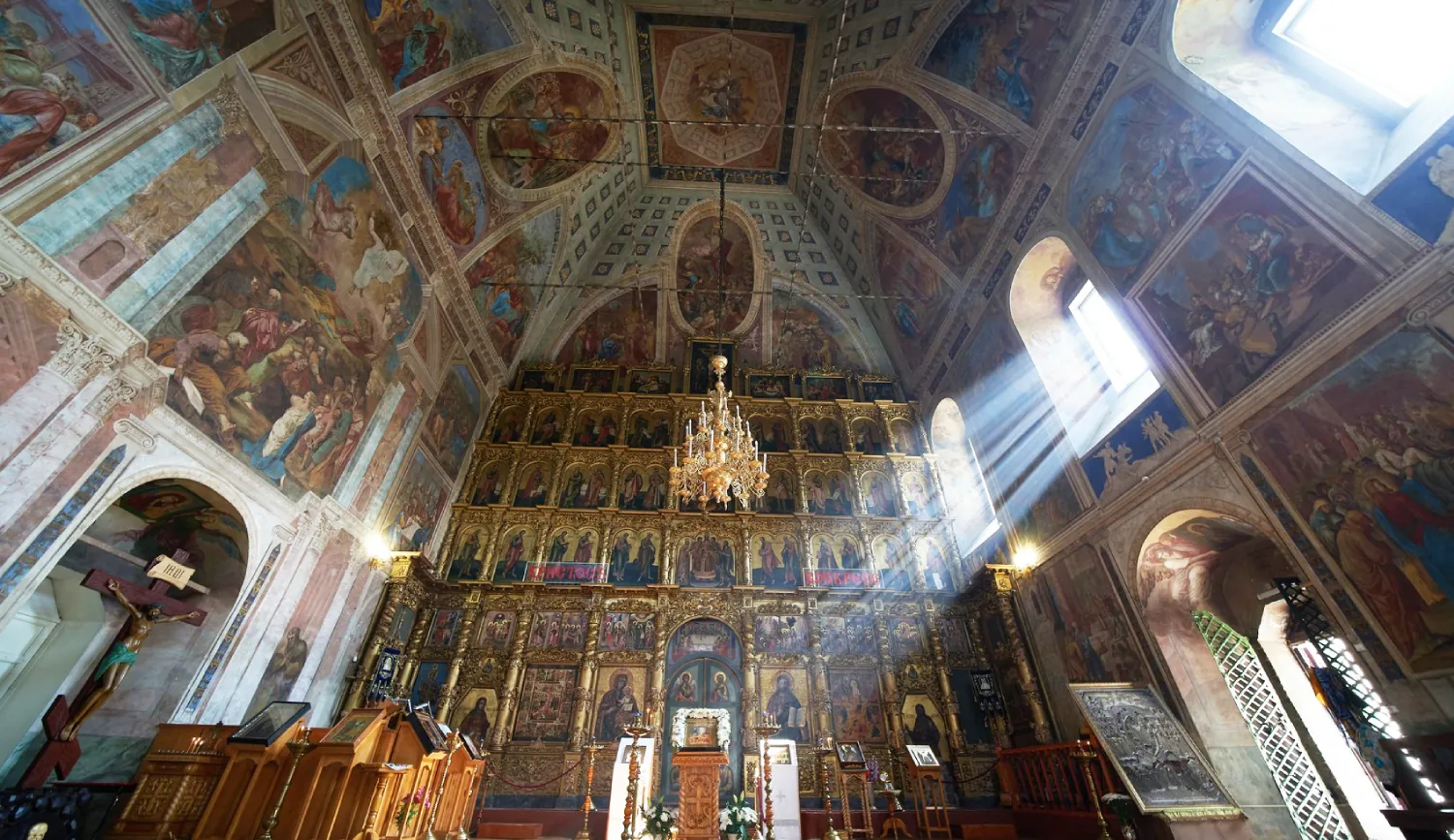 Православный иконостас Спасо-Преображенского собора в Угличе