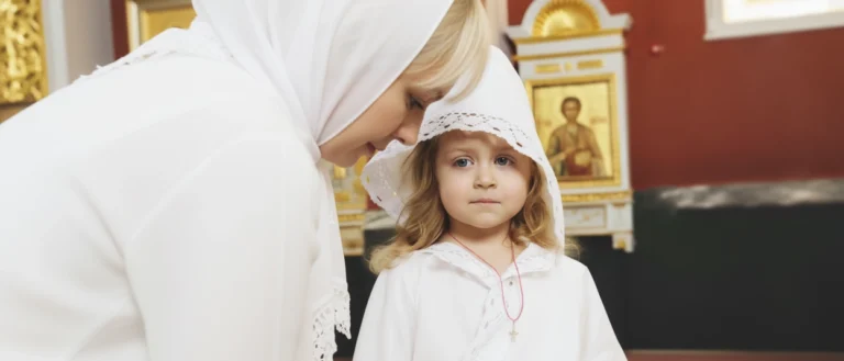 Крещение ребенка в Православной Церкви девочка в крестильной одежде с крестиком
